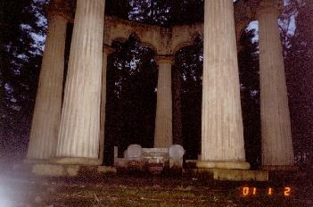 Mausoleum5_.jpg (16971 bytes)