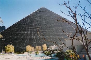 luxor2_.jpg (19295 bytes)